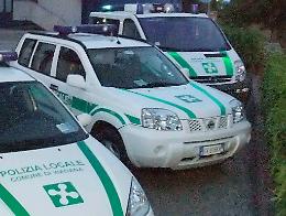 Fa la pipì contro il muro, pensionato multato da un vigile
