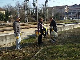 Le immagini dei volontari al lavoro per la pulizia della stazione ferroviaria