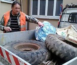 Rifiuti abbandonati, recuperate gomme di un mezzo agricolo