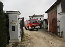 Tetto divorato dalle fiamme