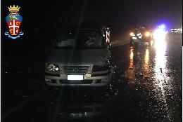 Provoca un incidente e non si ferma, caccia ad un camion col cassone blu