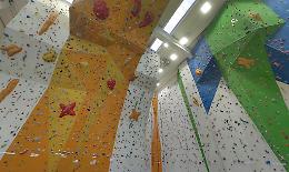 Cade dalla palestra di arrampicata, paura per un istruttore Cai