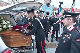 Folla e lacrime per il luogotenente Trapani