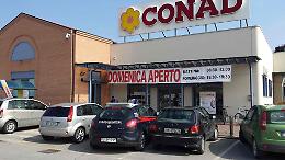 Donna borseggiata nel parcheggio del supermercato Conad