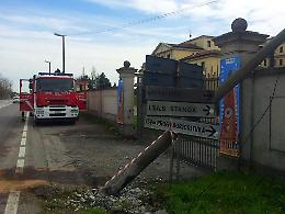 Auto fuori strada, giù un palo: tragedia sfiorata in via Milano