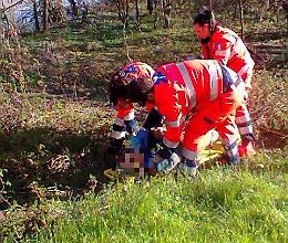 Bloccato nel fango, rischia di annegare: pescatore 80enne salvato dalle 'sabbie mobili'