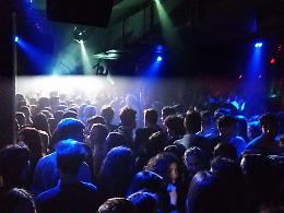 La discoteca chiude ma vuole continuare a ballare, si accende la discussione