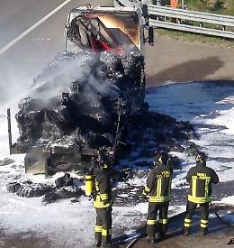 Le foto dell'autocarro in fiamme in autostrada