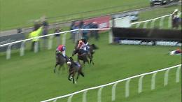 Gb, capriole in volo sull'ostacolo: fantino illeso