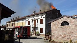 Le foto del tetto in fiamme a Vicomoscano