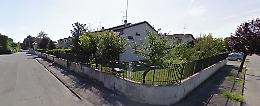 Derubata della spesa davanti a casa