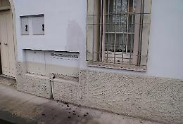 Si candida alle elezioni, casa imbrattata con il vino