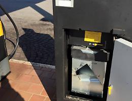 Cassa forzata in cinque minuti, razzia al distributore automatico