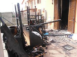 Le immagini della casa distrutta dall'incendio a San Giacomo al Campo