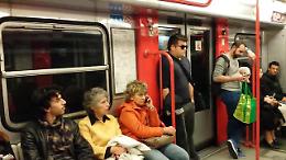 Milano, gli attori cantano la Traviata nel metrò per promuovere lo spettacolo