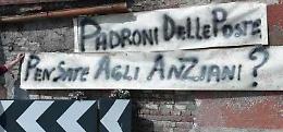 Striscioni per salvare l'ufficio postale