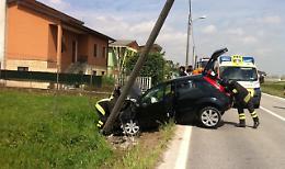 Con l'auto contro un palo della luce