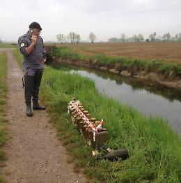 Bidoni chimici in un canale