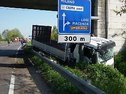 Schianto in tangenziale, 22enne ferito e viabilità in tilt