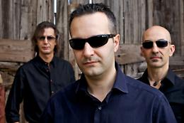 Avr Police ed Echoes insieme sul palco per solidarietà
