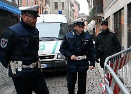 La grata cede sotto i suoi piedi
all’ospedale una 71enne