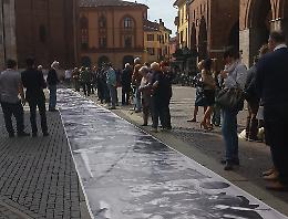 In piazza del Comune srotolate le bozze di Virginio Lini