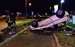 Fuori strada e auto semidistrutta, miracolati due giovani di Castelvetro