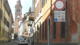 Via Tibaldi, limite 20 km/h: meno auto, passano i bus