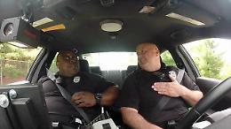 Usa, agente canta al volante: la performance diventa un duetto