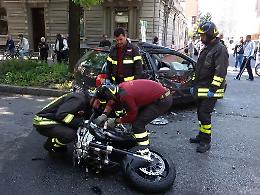 Schianto tra auto e moto, centauro grave
