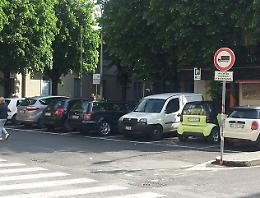 Lite per il parcheggio, commerciante preso per il collo