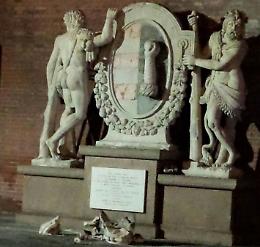 Per farsi un selfie  danneggiano la statua  dei Due Ercoli