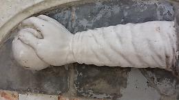 Danneggiata la statua dei Due Ercoli