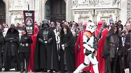 Star Wars Day: Dart Fener marcia su piazza Duomo a Milano
