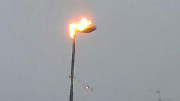 Un altro lampione in fiamme