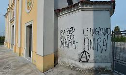 Chiese e abitazioni imbrattate con scritte 'No Expo'