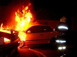 Due auto a fuoco nel cuore della notte