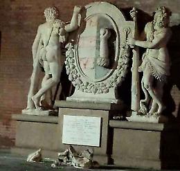 Selfie sulla statua. Gli Ercoli stiano dove sono, ma più pulizia