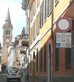 Via Bella Rocca, dosso rallentatore e limite di 30 km/h