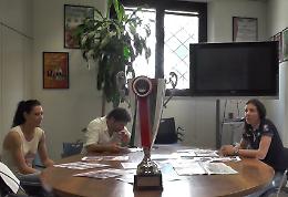 Le giocatrici della Pomì, Gennari e Tirozzi, con il coach Mazzanti, al giornale La Provincia