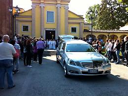Folla e lacrime per l'ultimo saluto a Gloria