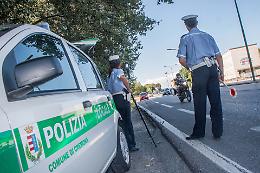 Polizia locale, maxi controlli: 12 patenti sospese per l'uso del cellulare alla guida