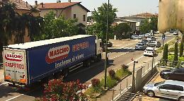 Via Bergamo come un circuito, i residenti chiedono sicurezza