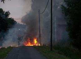 Incendio nel motore, 83enne salvo:apre il cofano e rischia la vita