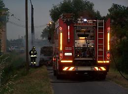 Le immagini dell'incendio in cui un 83enne ha rischiato la vita
