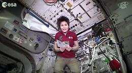 L'atterraggio di AstroSamantha: sorride all'uscita dalla Soyuz