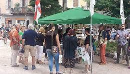 La Lega ancora in piazza
«Via i centri sociali», 200 firme