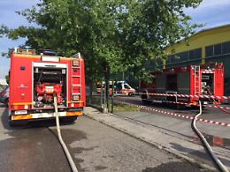 Incendio alla Tecnimetal, cento operai evacuati: 10 intossicati