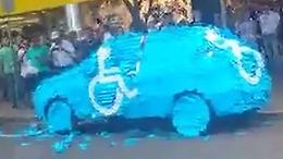 Brasile, parcheggia in posto per disabili: l'auto viene ricoperta di post-it