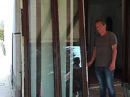 Abbattono la porta a spallate e fanno razzia nella villetta